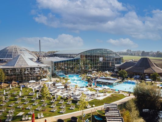 04_TE_THERME-ERDING_Luftaufnahme_Thermengarten-Tag